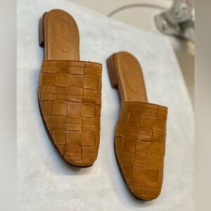 FRYE Cara Woven Women brown leather mules Size 7.5M NEW, worn only once perfect